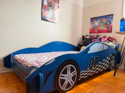 Lit pour enfant – Lit voiture (bleu) – Très bon état, View more