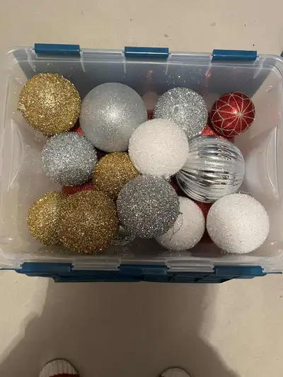 Granby :  Plusieurs grosses  boules de Noel a vendre, View more