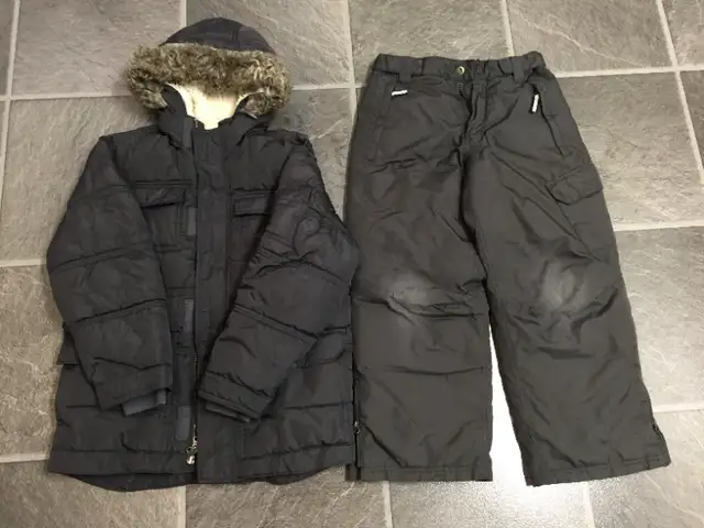 kids sz 8 Old Navy warm winter jacket READ description. in Kids & Youth in Calgary - Image 2