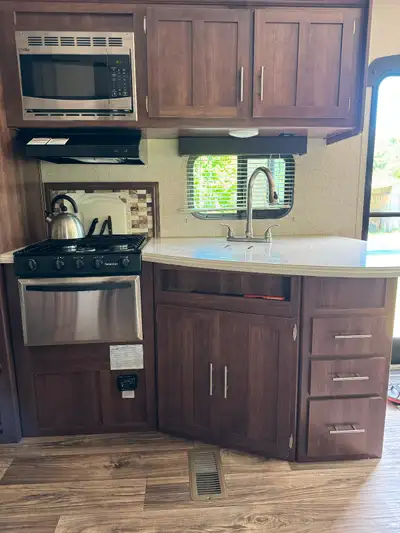**REDUCED** 2018 Fifth wheel excellent condition sleeps 5 with one slide out. Comes with trailer hit...