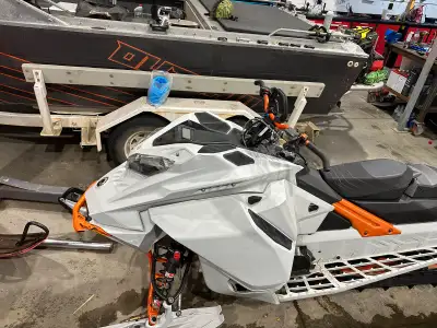 850 turbo freeride 165 x 3” 2300km Shot start CFR bars High rise lower a-arms Power coated bumper, a...