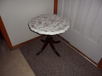 SMALL ROUND ANTIQUE WODDEN TABLE