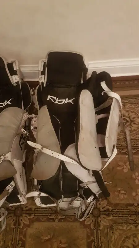 Reebok RBK 8K Hockey Goalie pads 31" 79cm INT in Hockey in Markham / York Region - Image 6
