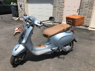 Luxueux scooter Vespa Primevera Picnic 2023, 50cc, couleur grise. Garantie 2 ans (à compter de date...