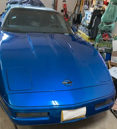 1989 Chevrolet Corvette - 99,000km - Custom mind blowing blue in colour. - Has 2 removable hardtop r...