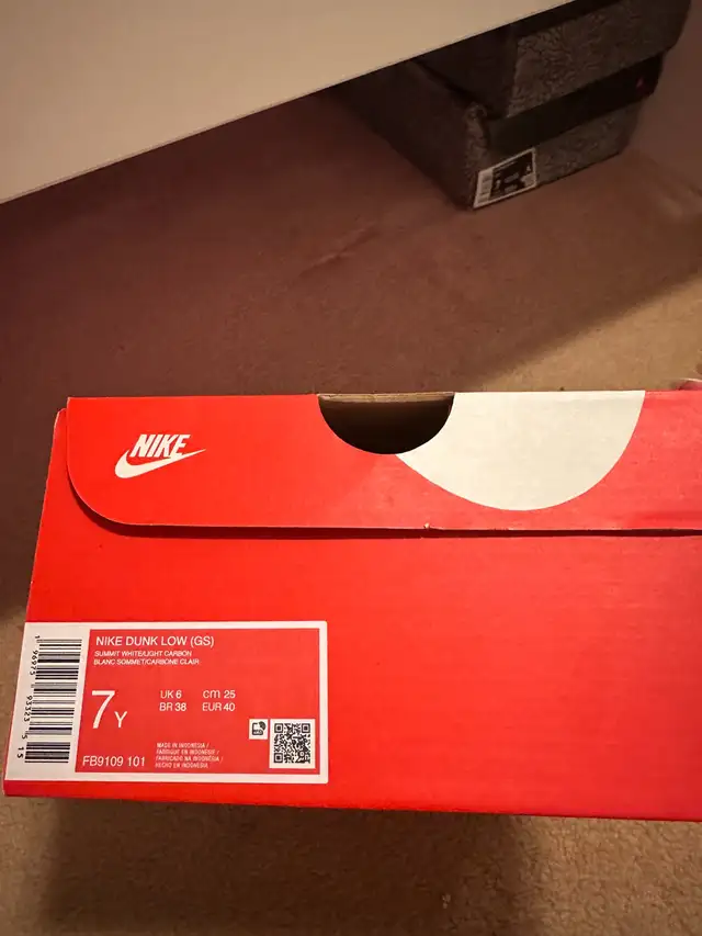 nike dunks grey colorway in Women's - Shoes in Ottawa - Image 3