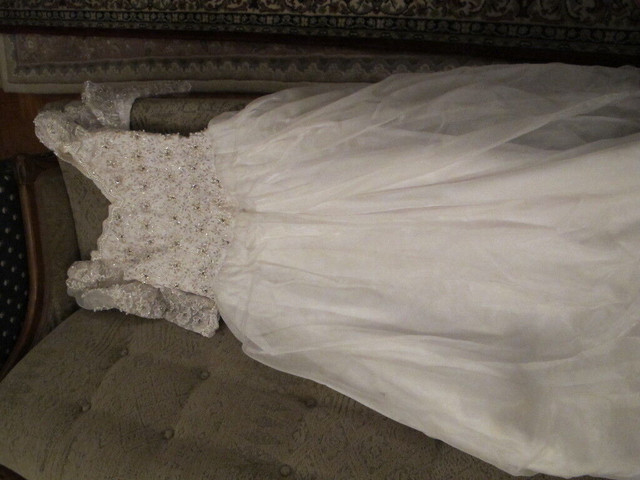 Robe de mariage taille 7 pour (120 a 130 lbs) dans Mariage  à Ville de Montréal - Image 2