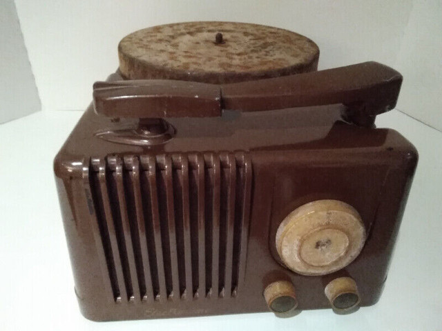 REDUCED Electrohome Skylark Airline PC-105 Radio/Record Player in Arts & Collectibles in Kawartha Lakes