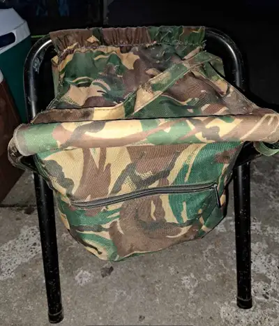 folds ..has a storage pouch