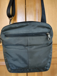 Anti-theft travel purse