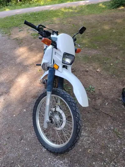 2000 Yamaha XT 225, in great shape and runs great, everything works, road legal, perfect for the adv...