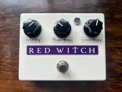 Red Witch Moon Phaser en condition impeccable avec boite originale. Red Witch Moon Phaser in impecca...