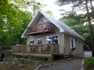 This is a fantastic vacation spot with a great three bedroom cottage plus a separate sleeping cabin....