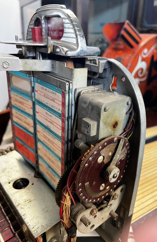 Vintage coinoperated Seeburg 3W1 wallbox, jukebox, early 50’s Arts