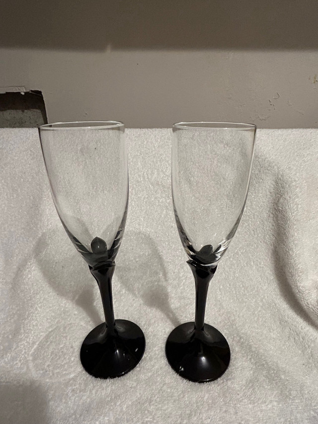 5 oz Wine glasses black stem $8 for 2 glasses in Kitchen & Dining Wares in Mississauga / Peel Region