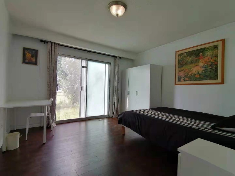 Cozy Large Room Near Seneca College in North York Room Rentals