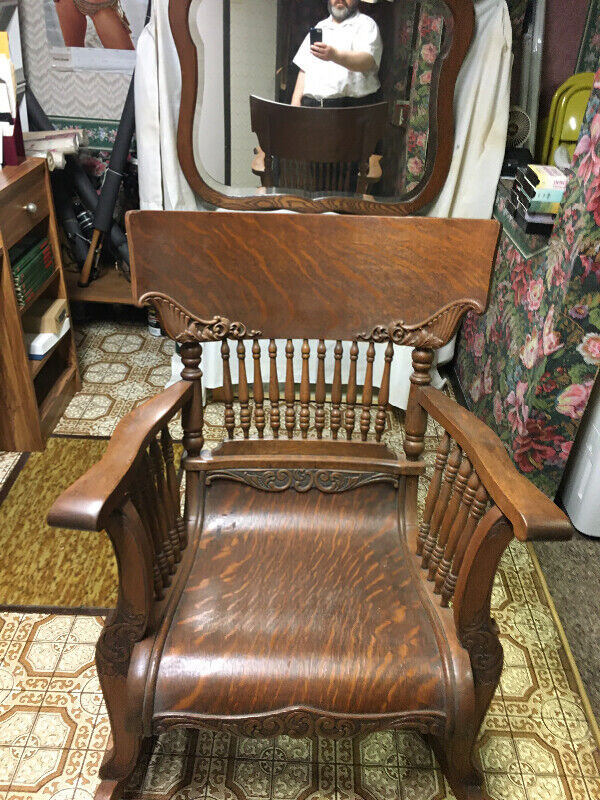 Beautiful Antique Rocking Chair in Chairs & Recliners in Brantford - Image 3