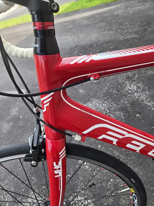 Felt Z5 road bike carbon.  in Road in Barrie - Image 7