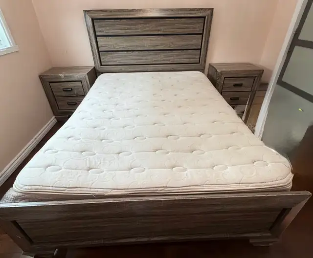 Ensemble de chambre Queen complet à vendre in Beds & Mattresses in Longueuil / South Shore - Image 7