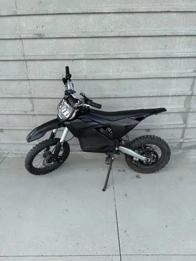 Specs: 2500 Watts 100% Electric Chain Drive Recommended Age: 13/16 Max Rider Weight: 150 lbs. Engine...