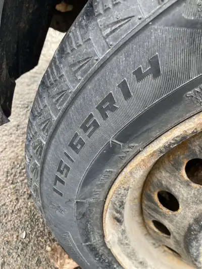 4 pneus d hiver incluant 4 jantes 2 hivers d usures Premier arrivé!!! Voir photos pour grandeur