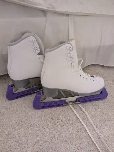 Girls figure skates size 6, View more