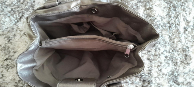 Women's Silver/Grey Purse in Women's - Bags & Wallets in Windsor Region - Image 3