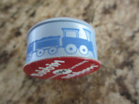 Petit rouleau de ruban enfantin (trains bleus sur fond bleu)