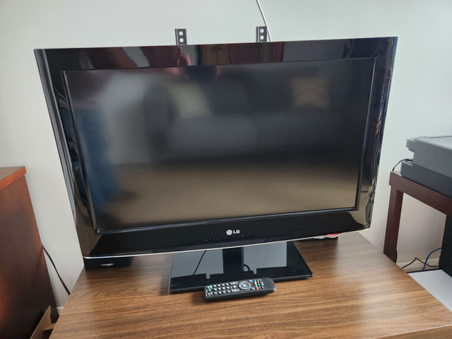 LG 32 Inch TV (LG 32lh30) with Wall Bracket in TVs in Gatineau