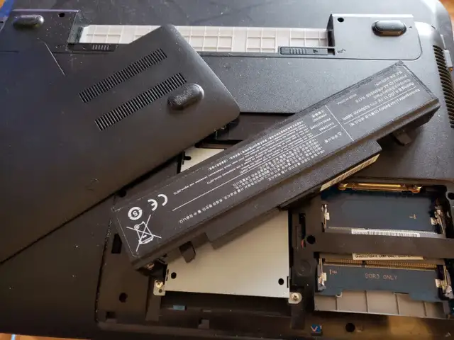 Samsung laptop battery parts screen NP300e5e NP550p5c key keys in Laptop Accessories in Ottawa - Image 5
