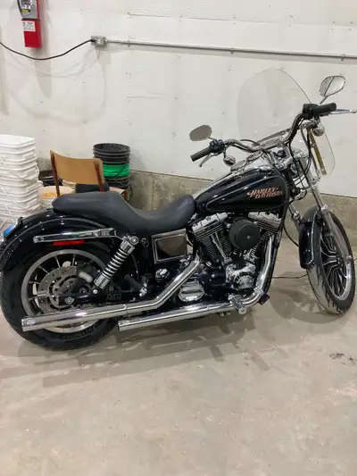 2005 Harley Davidson Dyna low rider with Vance & Hines pipes, windshield, after market hand grips. 1...