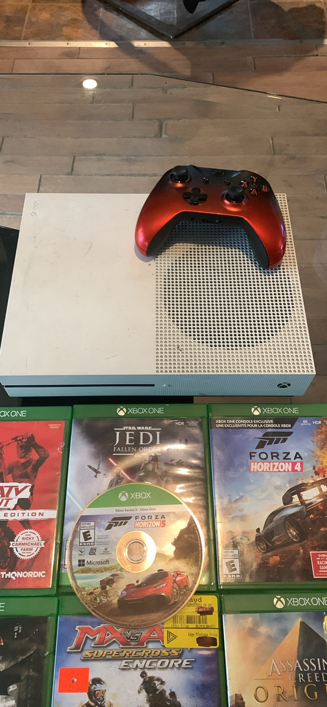 Xbox 1S, controller and 7 games in XBOX One in Windsor Region