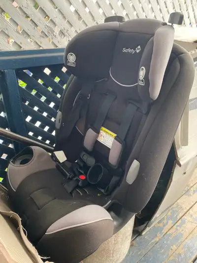 This is a used Safety 1st child car seat, ready for your little one's safety on the road. It has bee...