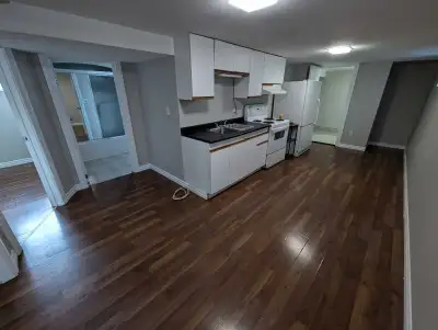 1 + 1 Bedroom Apartment near 100 Kelloggs