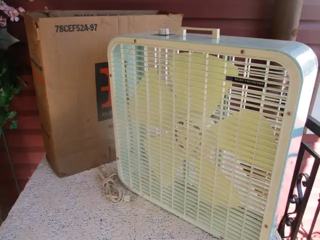 Vintage Electrohome Box Floor Fan 652-1 - with Original Box in Indoor Lighting & Fans in New Glasgow - Image 2