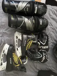 10EE Bauer 2s skates + more. Bauer hockey set. Read ad for info.