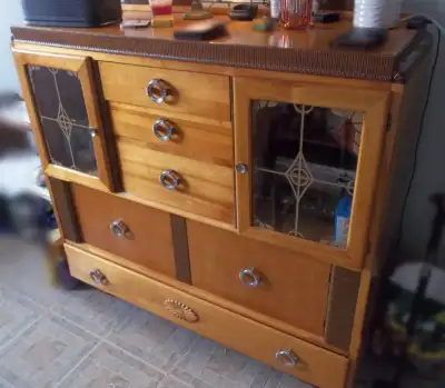 PRIX RÉDUIT! Unique buffet vintage en bois avec portes vitrées., View more