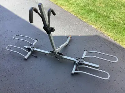 Support à vélo double pour véhicule avec attache 1 - 1/4 po. À vendre pour 50 $.