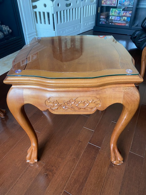 2 wooden carving chairs and 1 side table in Chairs & Recliners in City of Toronto - Image 4