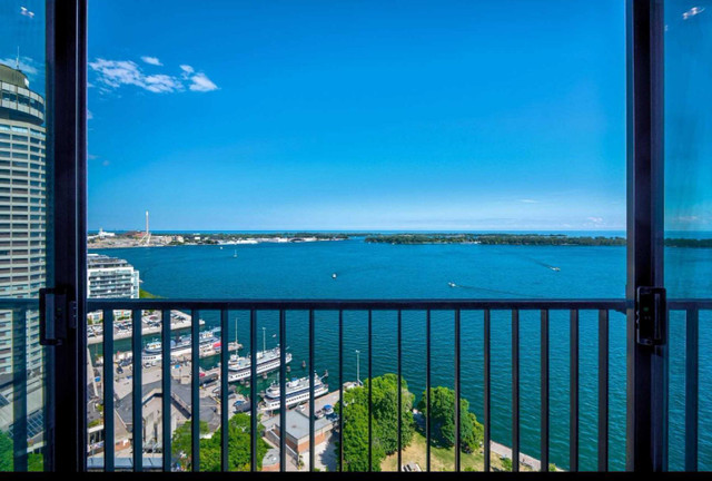 King size Lakefront Multi level Condo in Long Term Rentals in City of Toronto - Image 2
