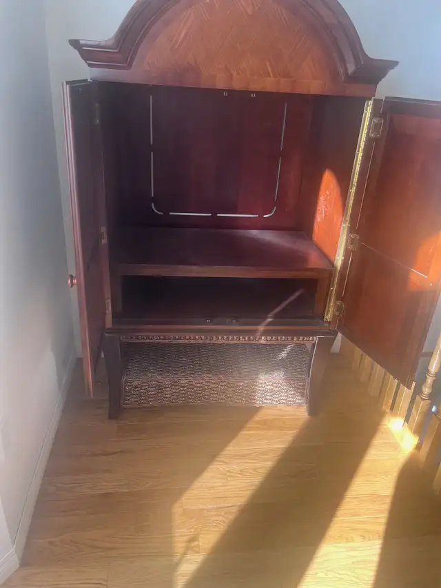 TV console or dresser in TV Tables & Entertainment Units in Kelowna - Image 3