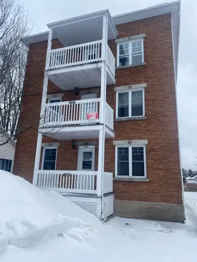 À LOUER DÈS MAINTENANT. Beau 5 1/2 lumineux et bien entretenu au 2e étage d’un triplex. Très propre,...