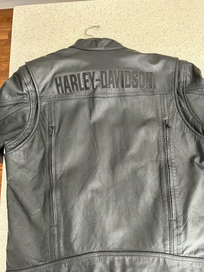 Harley Davidson authentic men’s leather insulated bomber jacket. This is a genuine Harley motorcycle...