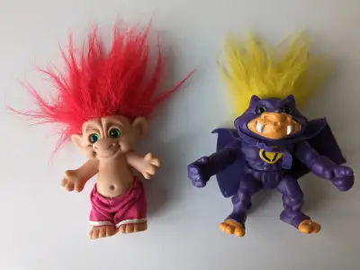 Forest troll avec yeux verts et cheveux rouge pantalons rose. Battle troll Count Trollula de Hasbro...