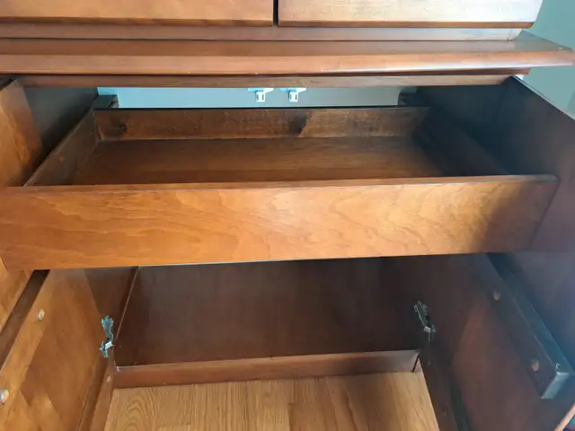Solid wood cabinet with build in light in Hutches & Display Cabinets in Mississauga / Peel Region - Image 4