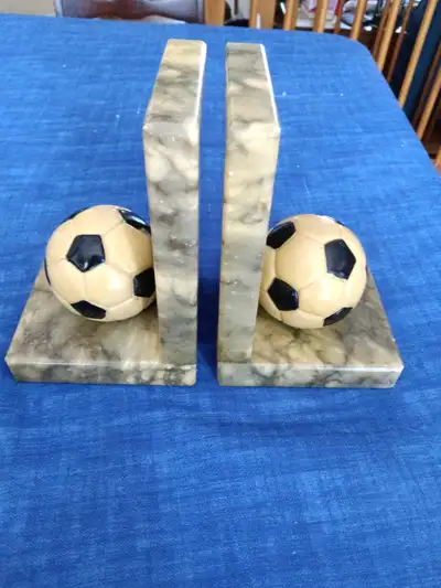 Appuie-livres en marbre avec ballon de soccer ⚽., View more