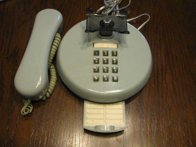Antique bell touch tone phone in Arts & Collectibles in Leamington - Image 3