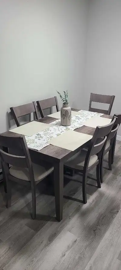 6-Piece Dining Set w Upholstered chairs – Excellent Con, View more