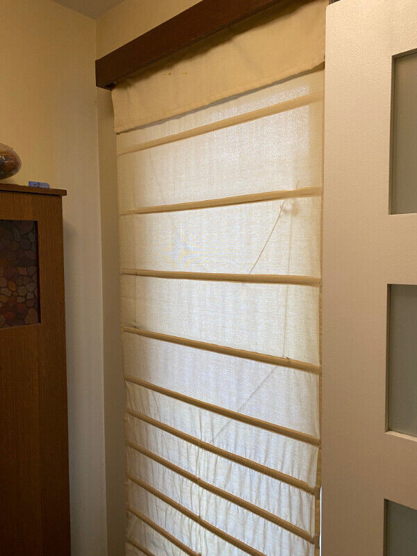 Store beige 29" large x 63" haut / Beige Roller Blind dans Habillage de fenêtres  à Laval/Rive Nord - Image 2