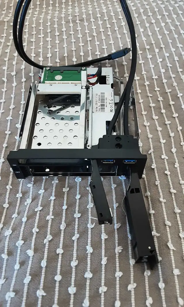 PC Case Hard Drive Enclosure in System Components in City of Toronto - Image 4